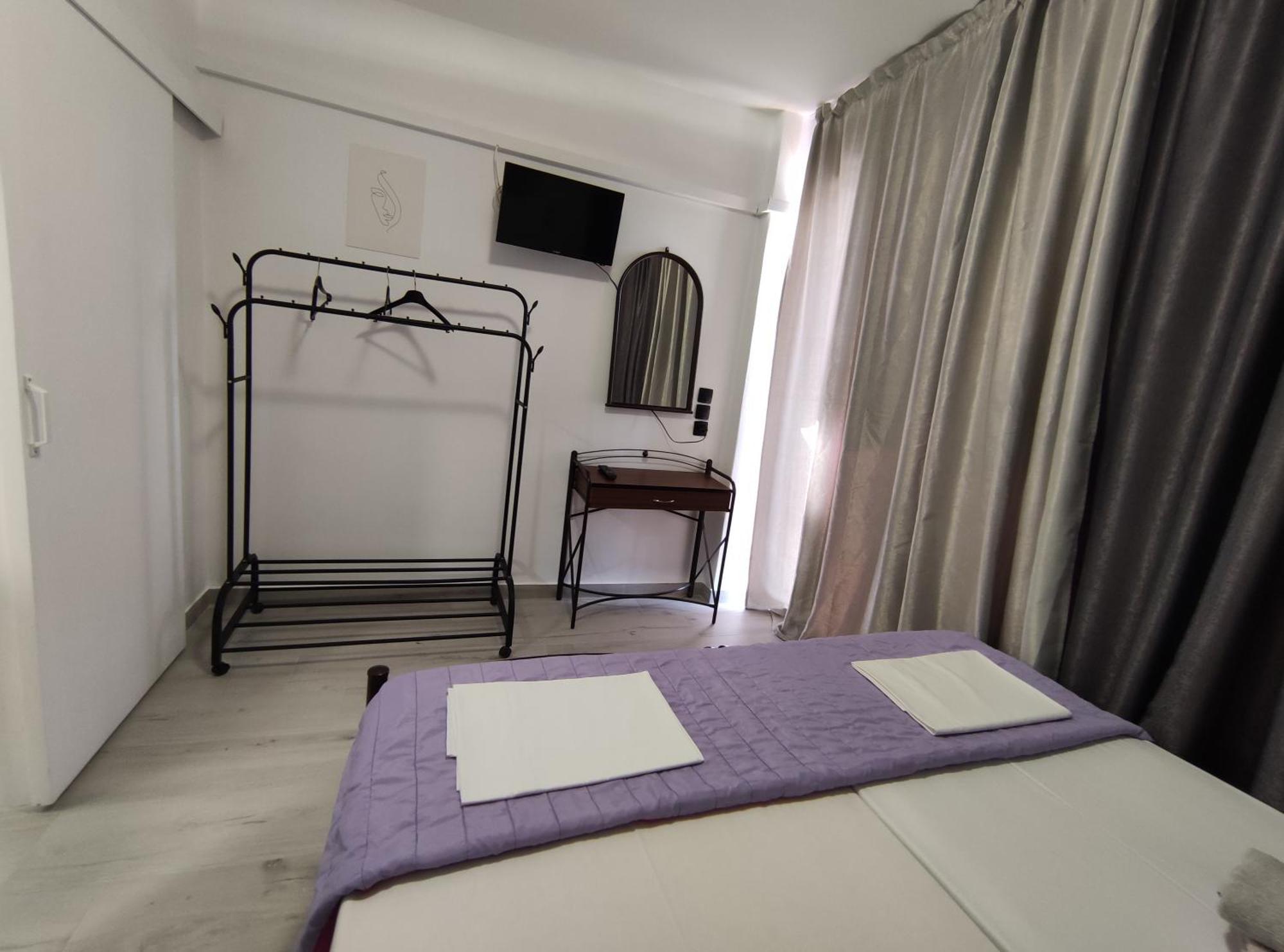 Lions 2 Studios & Apartments, Poros Island. Poros Town Exterior foto