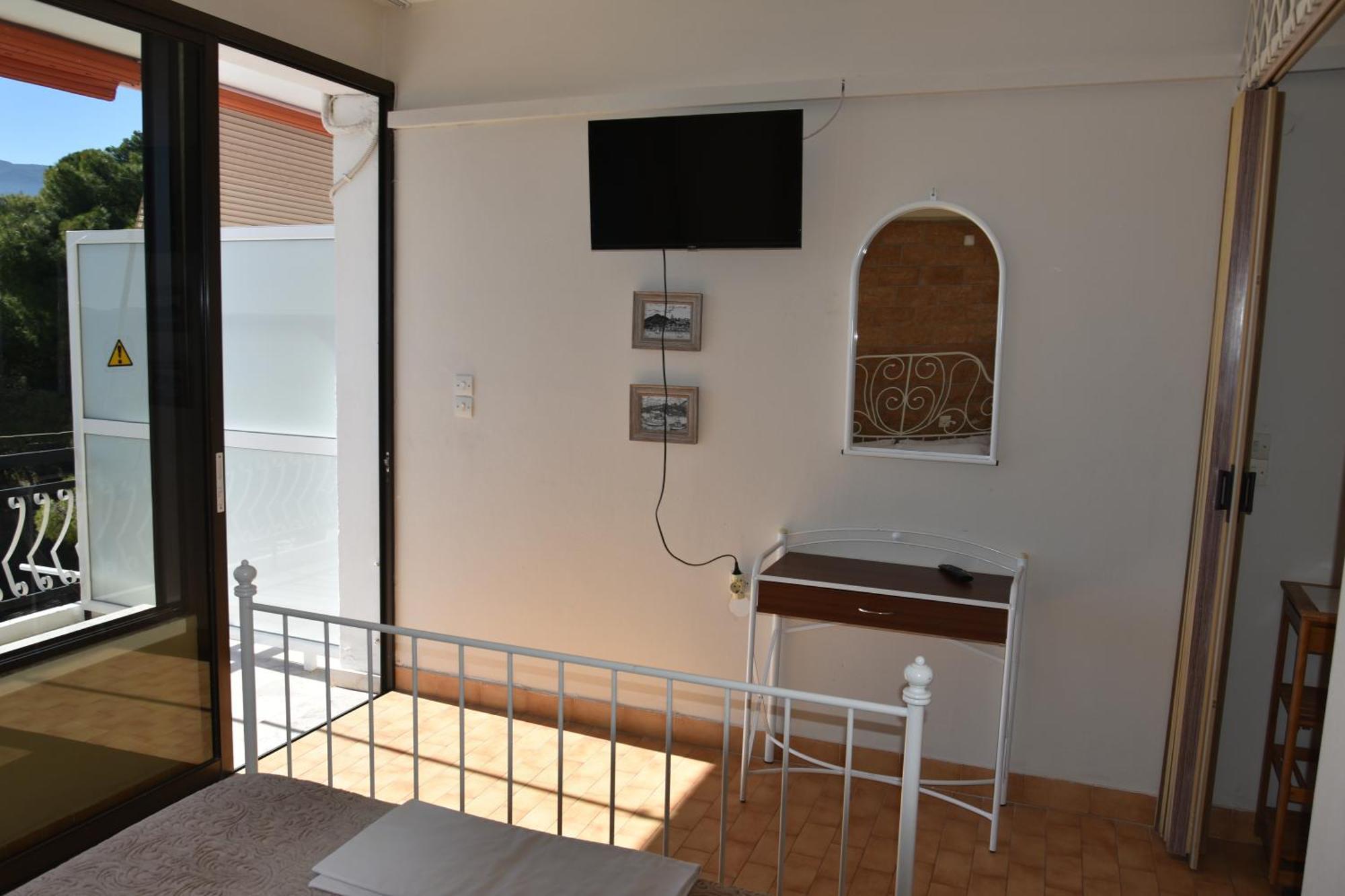 Lions 2 Studios & Apartments, Poros Island. Poros Town Exterior foto