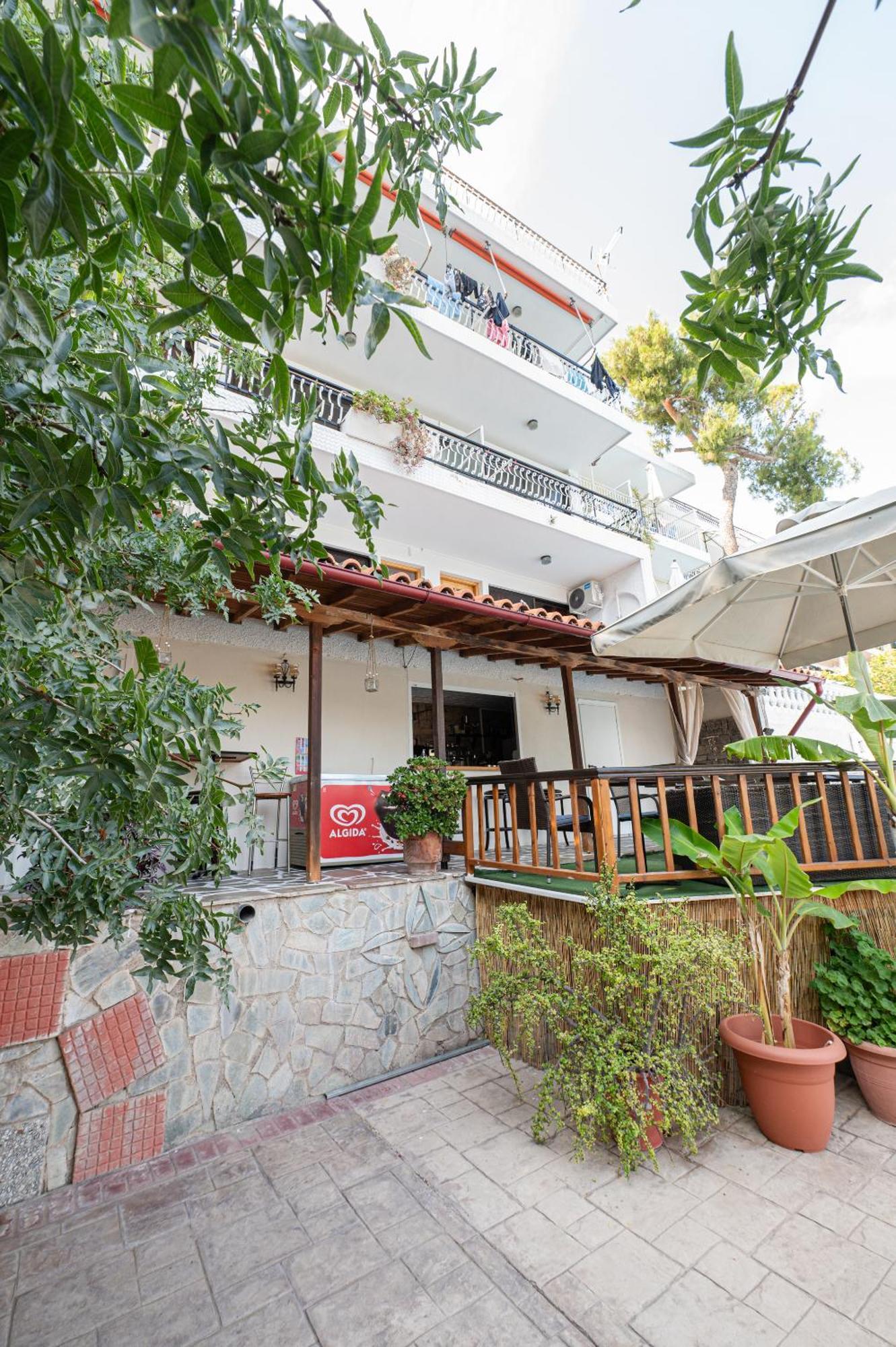 Lions 2 Studios & Apartments, Poros Island. Poros Town Exterior foto
